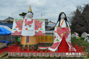 ジャンボ雛人形と人形で作った農場風景。「高取町家の雛めぐり」（奈良）　