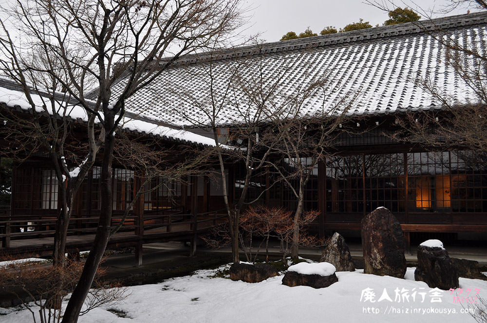 雪積もる潮音庭と大雄苑。建仁寺の雪景色。（京都）
