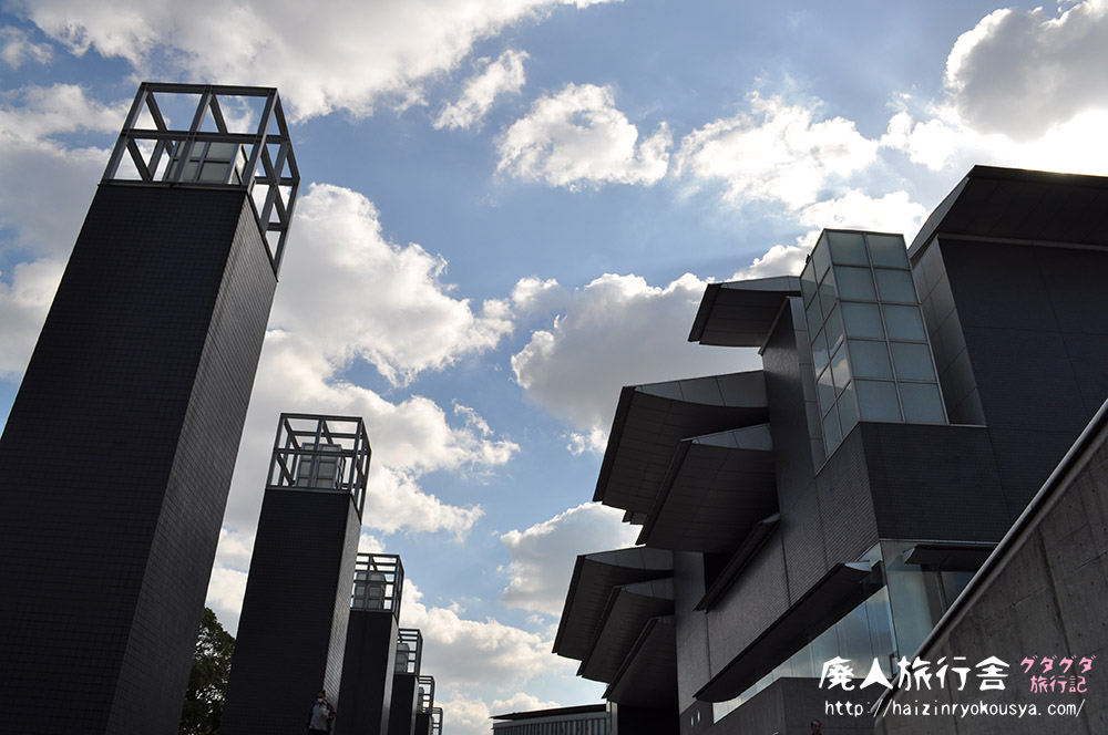 未来都市のような外観の「和歌山県立近代美術館」（和歌山）
